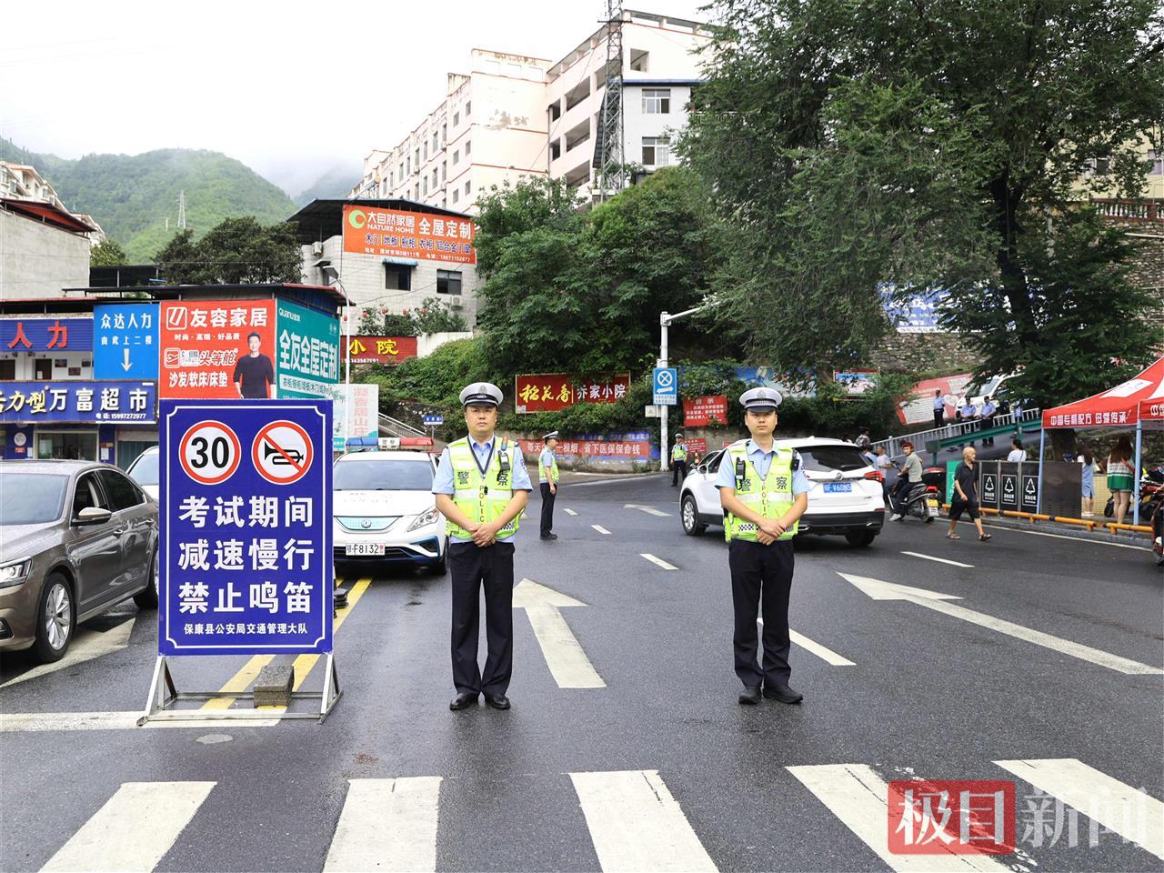 图1：交警在考场外围保驾护航（通讯员李辉敏 摄）.JPG