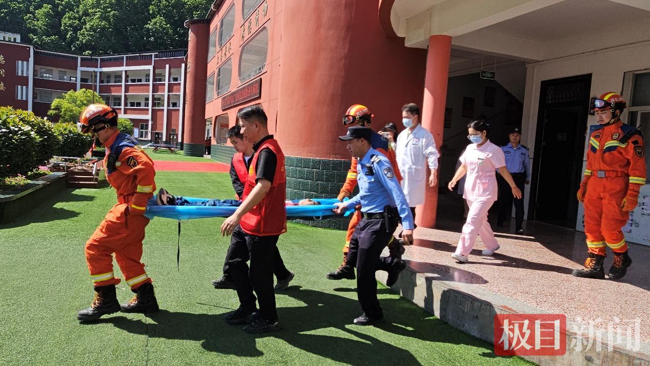 防震救灾演练.png