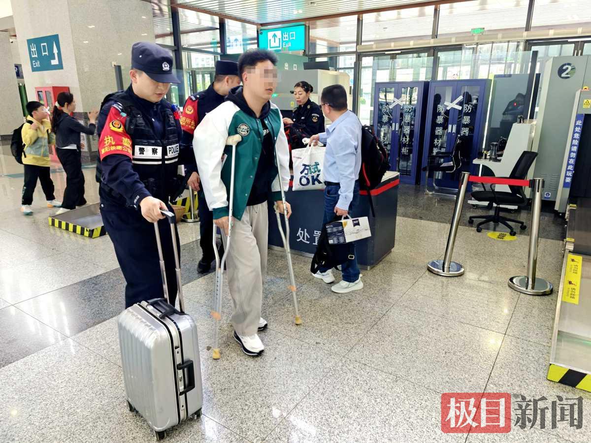 图1：民警护送行动不便旅客进站。.jpg