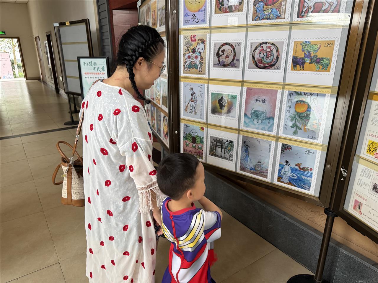 現(xiàn)場(chǎng)游客觀看郵票展.jpg