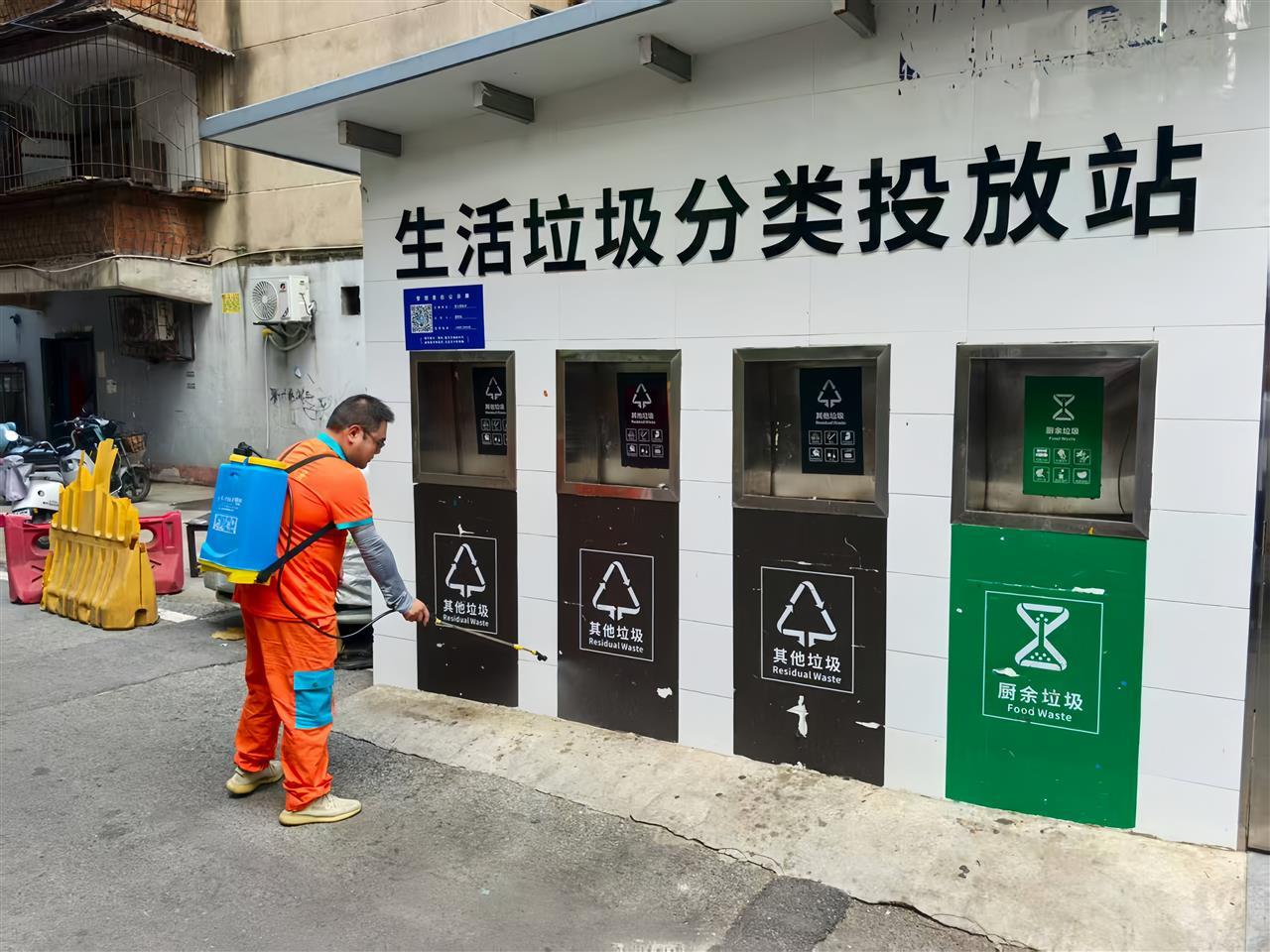 江岸环卫对社区垃圾房、垃圾桶及果皮箱进行深度清理消杀 (2).jpg