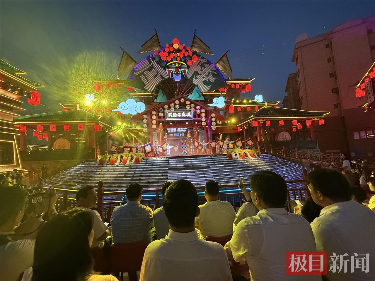 武陵不夜城山二黄戏剧吸引八方游客。甘少群摄.png 武陵不夜城山二黄戏剧吸引八方游客。甘少群摄.png