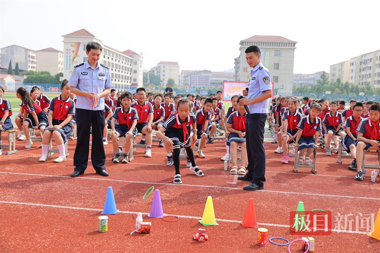 图四 与学生玩游戏互动.jpg