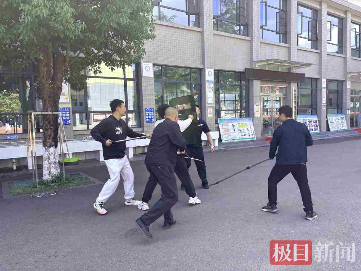 图5：老师在进行应急处突演练.jpg