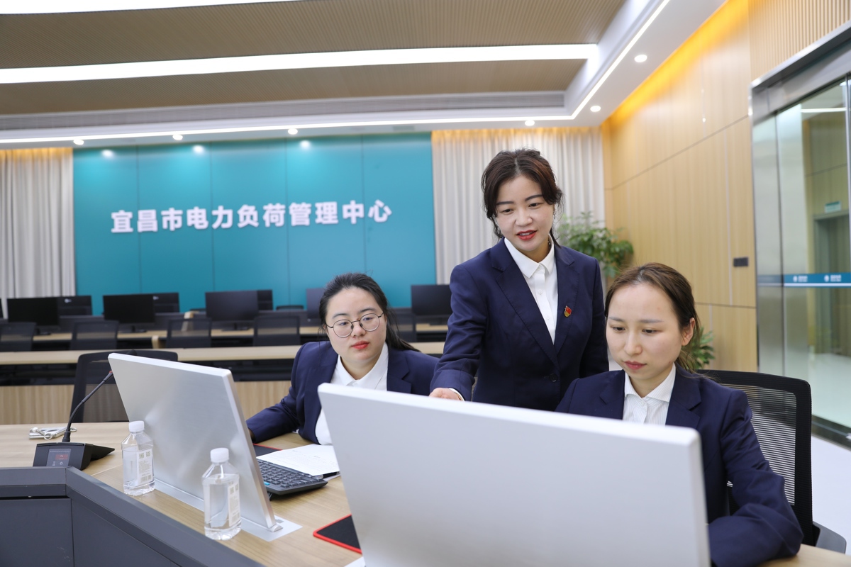 宜昌市电力负荷管理中心红领工作专班人员在开展负荷监测。（曾铮 摄）.jpg