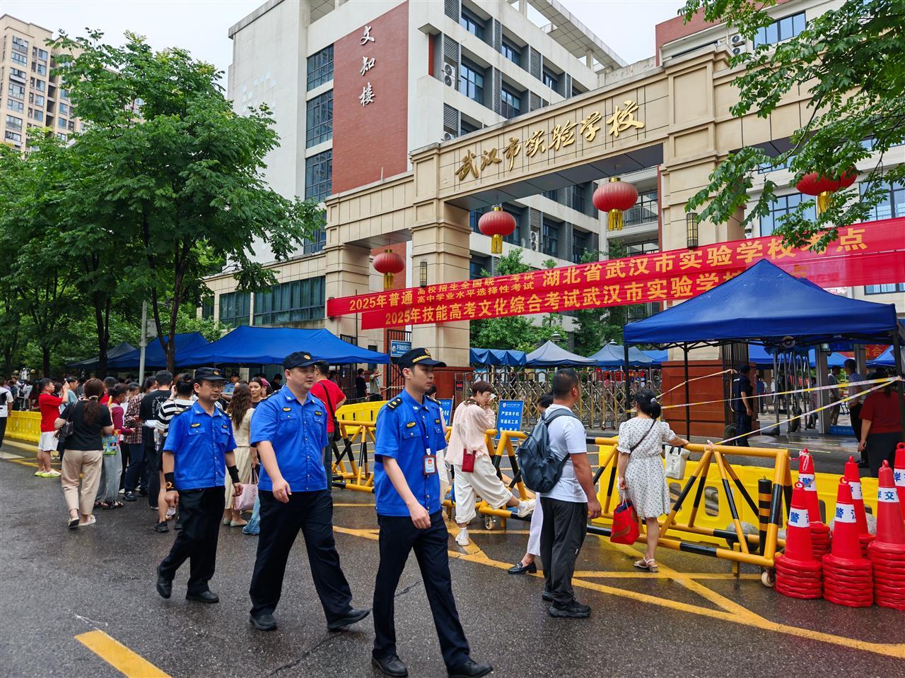 高考当天，执法人员冒雨值守在考点周边 (3).jpg