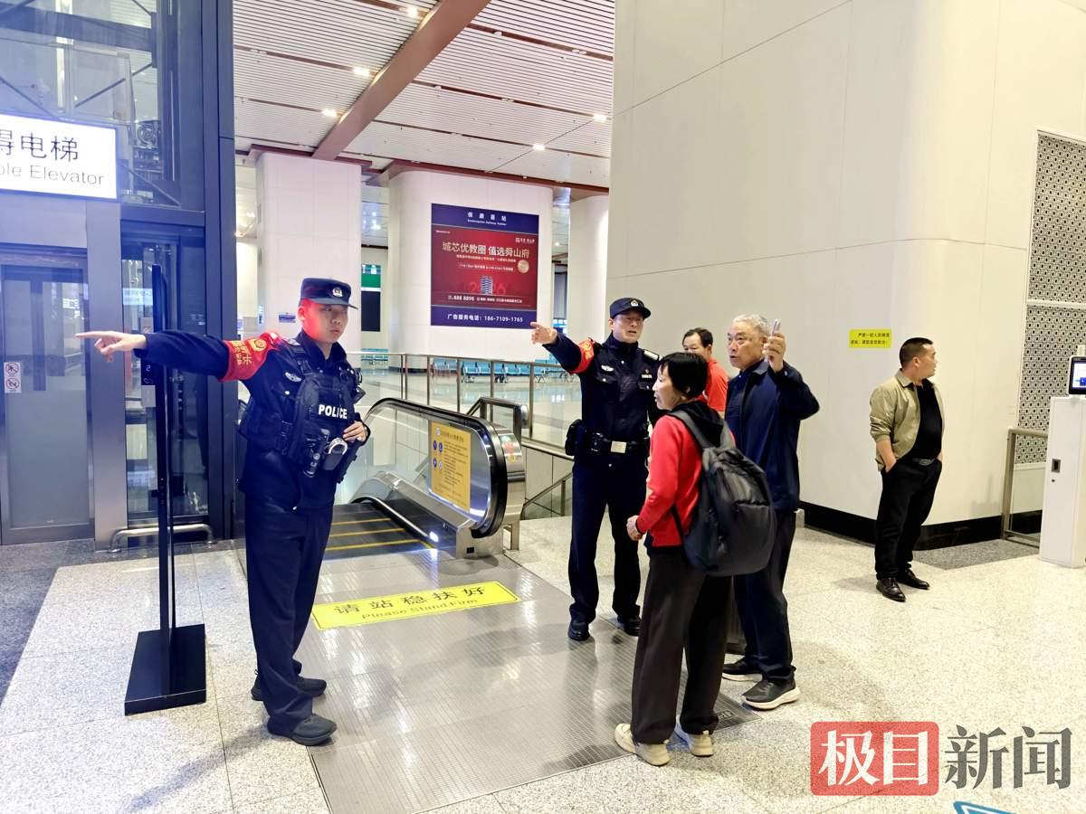 图3：民警正在解答旅客出行咨询。.jpg