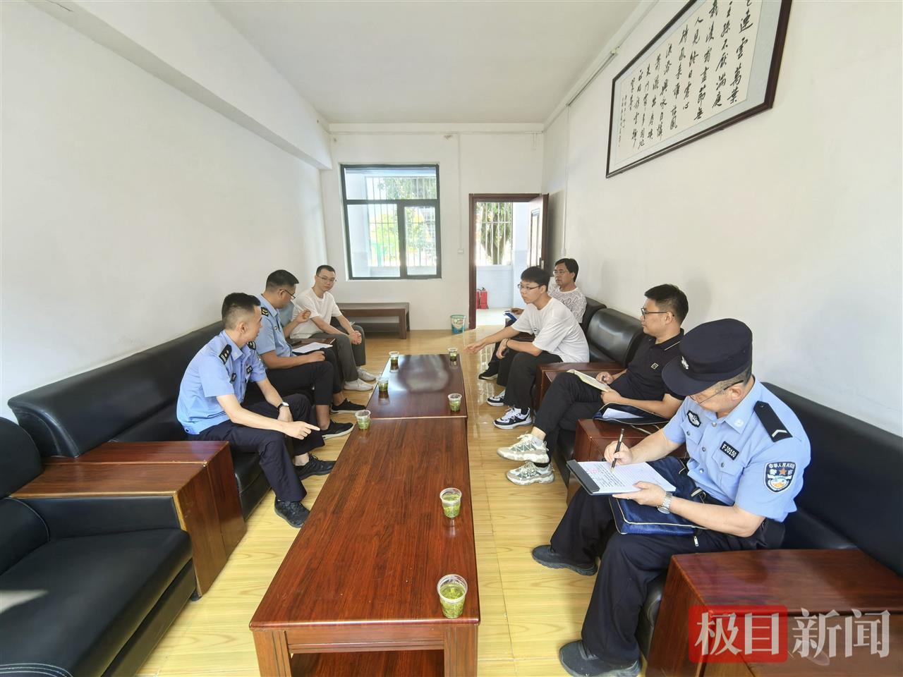 图4：民警在校园座谈了解情况.jpg