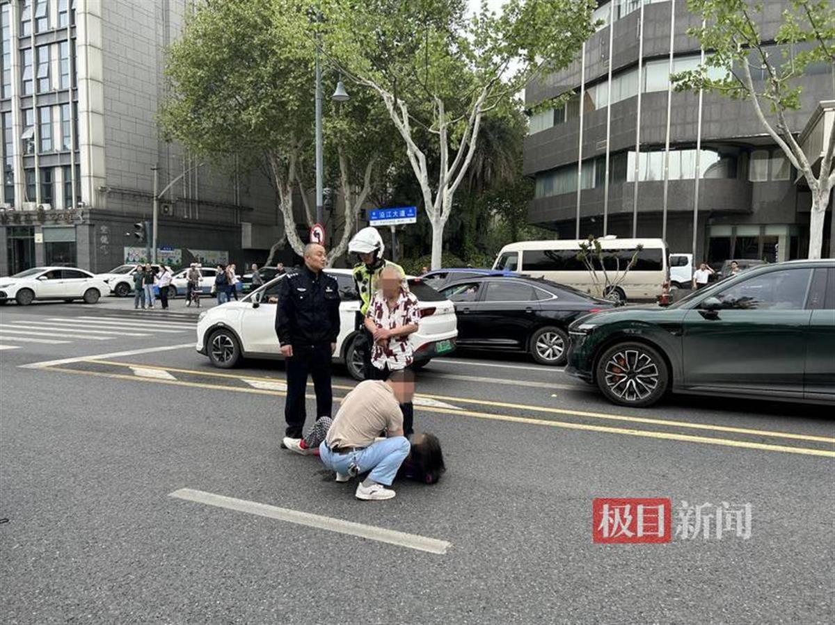 老人过马路被撞倒地,路过的民警紧急停车救人 | 极目新闻