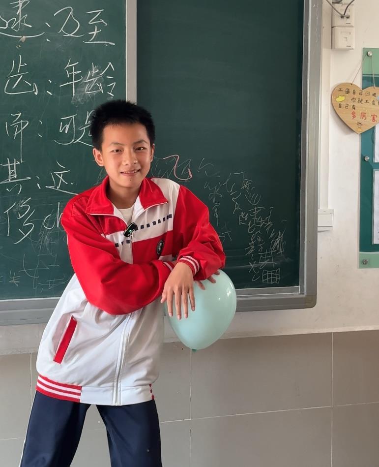 中学生毕业晚会表演“气球悬浮术”走红，本人回应：是在网上自学的
