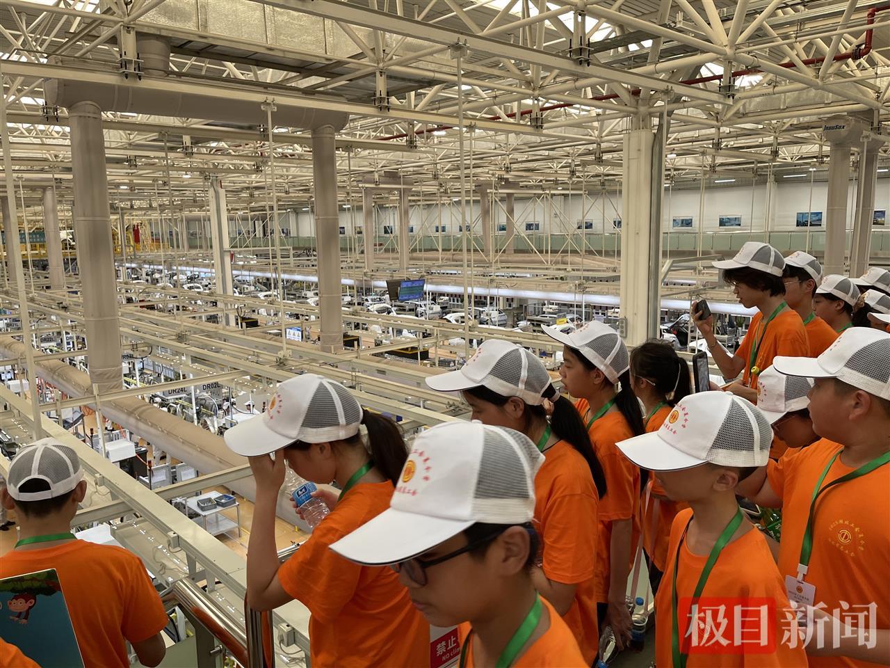 营员们在智能车间参观.jpg