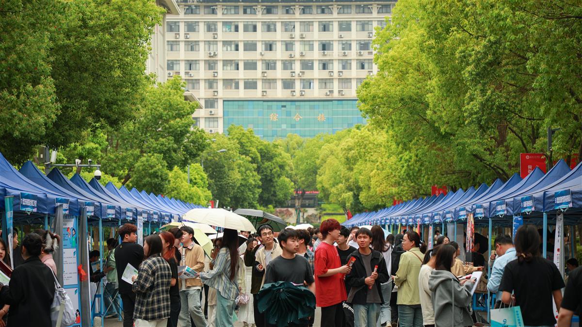 图为招聘会现场人头攒动 摄影：张泳和(1).jpg