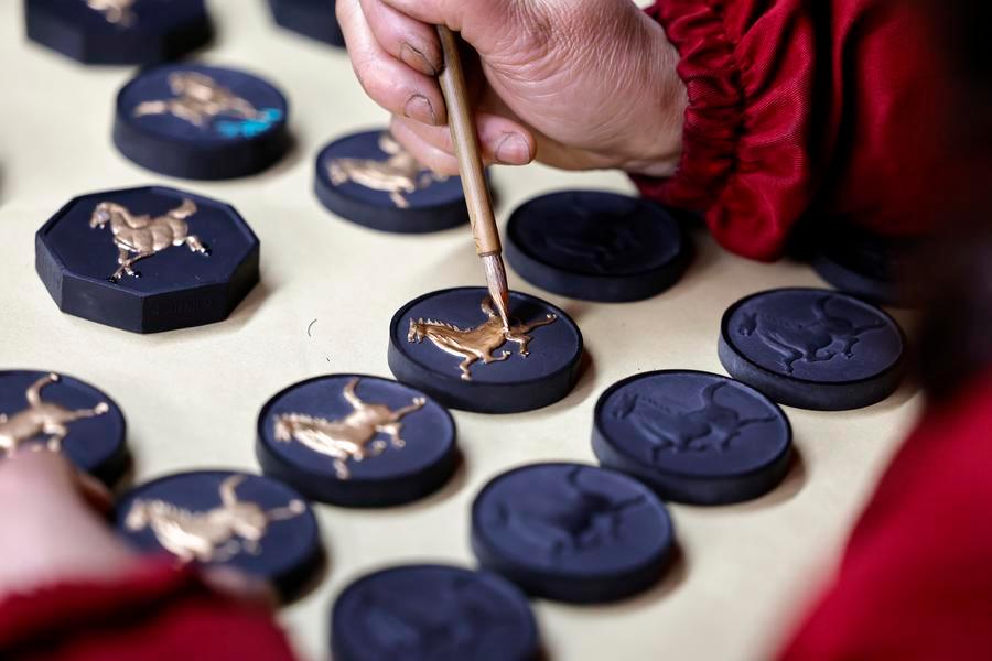 Horse-themed Hui ink sticks shine in E China's Anhui | 极目新闻