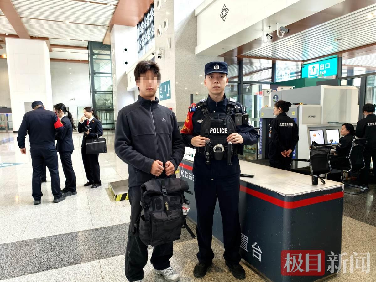 图4：民警帮助学生找回遗失背包。.jpg