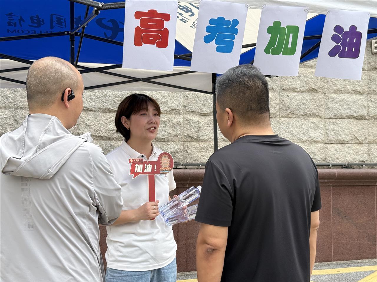 4在部分考点附近设置“高考加油站”为学生家长提供服务.jpg
