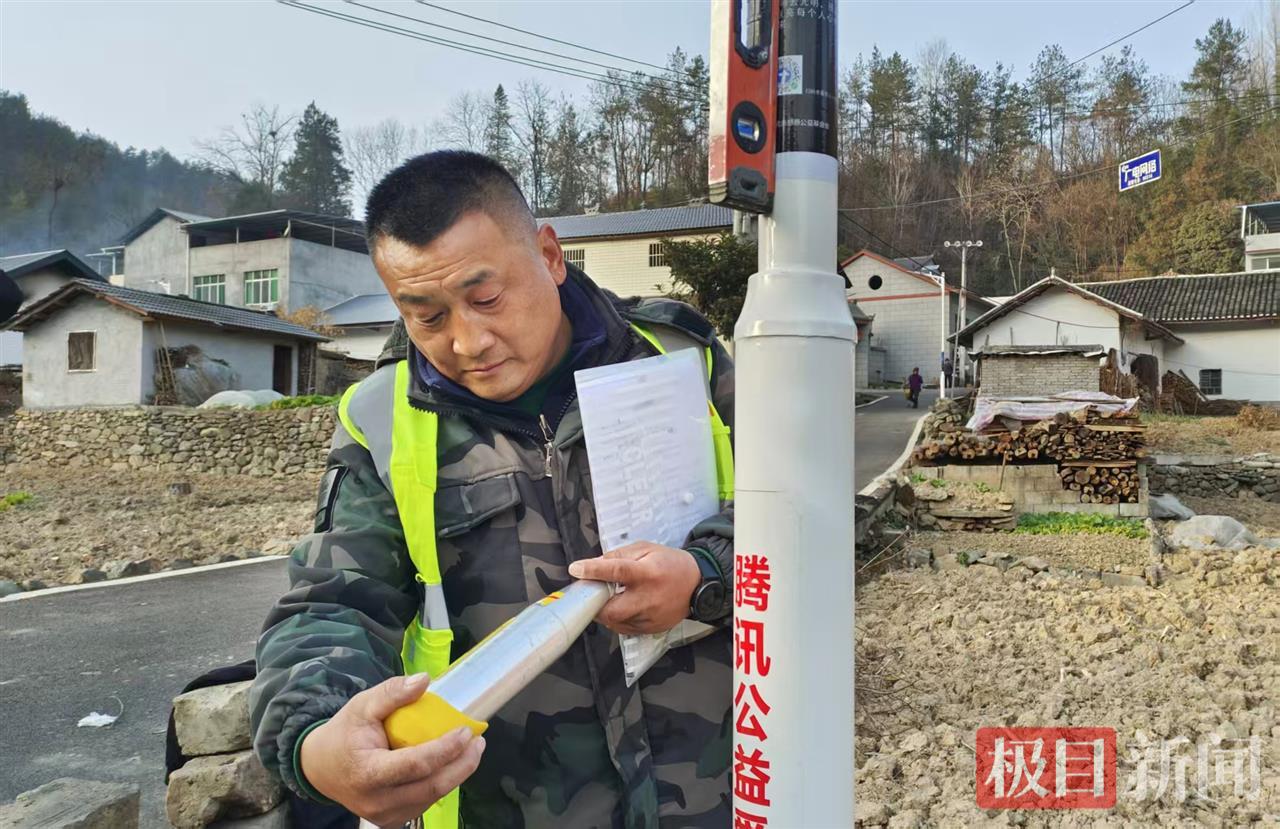 图为香口乡下香口村柯家湾路灯验收现场。 徐光意摄.png