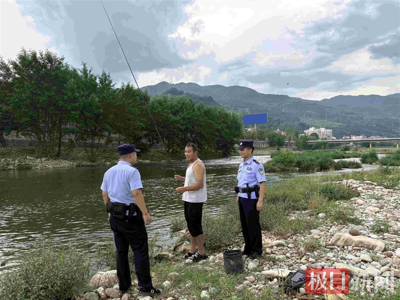 图7：民警对钓鱼群众进行安全教育（通讯员舒萍 摄）.jpg