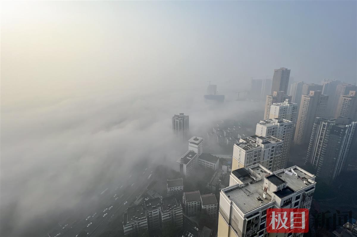 671月19日,继昨日大雾弥漫,当天上午,江城武汉再次出现大雾天气,在