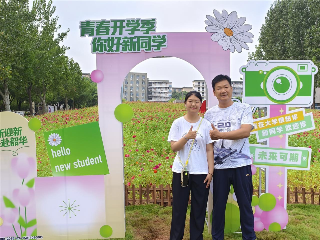 刘文金胤和爸爸在校园打卡。 田雨宸摄.jpg