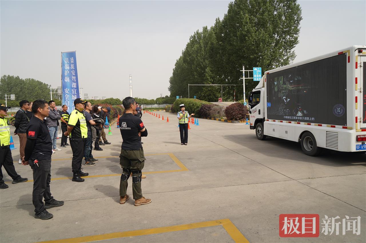 图二 交警讲解安全知识.JPG