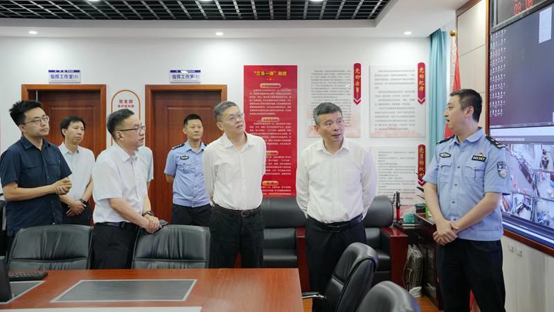 湖北电信陈志强总经理在武汉市韩家墩派出所听取客户意见.jpg