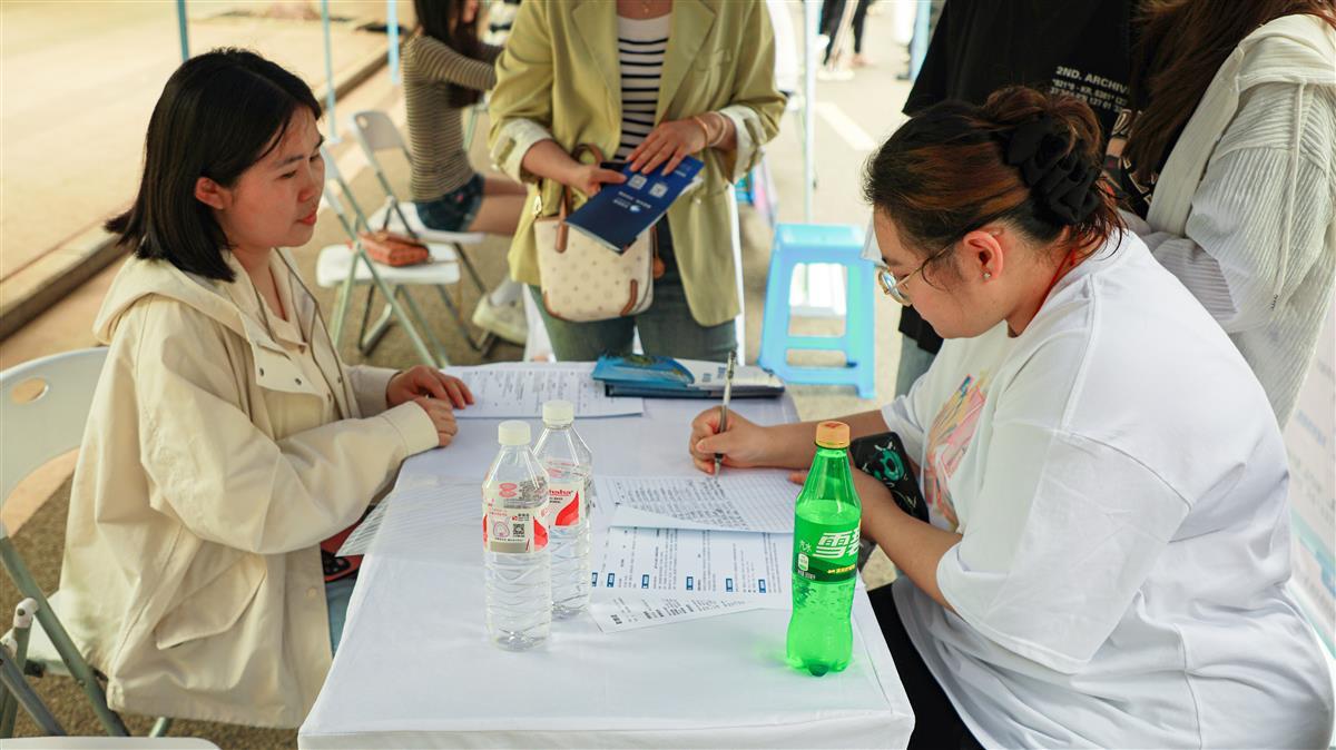 图为学生正在与企业招聘人员沟通 摄影：张泳和 (1).JPG