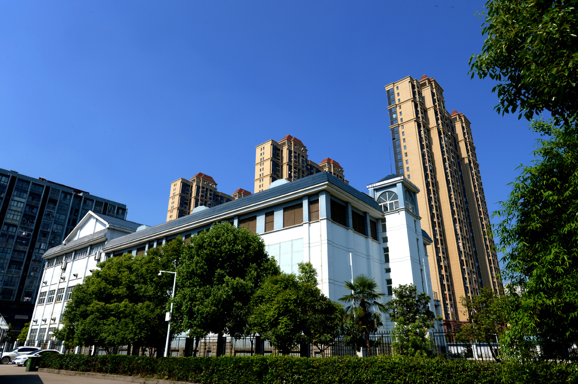 图三：位于百步亭社区里的110千伏百步亭变电站.jpg