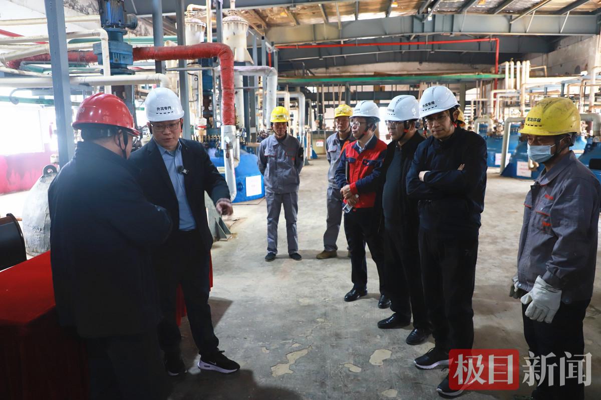 宜昌化工专场：劳模工匠助企服务队深入企业生产车间.jpg