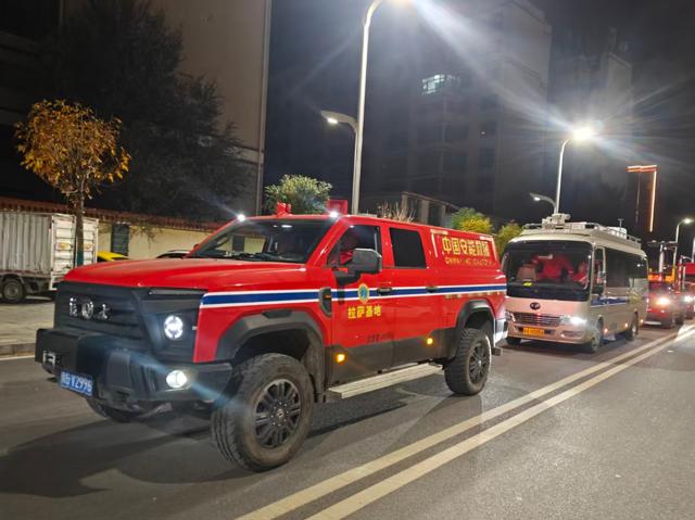 那曲巴青县地震后，中国安能携专业设备前往救援
