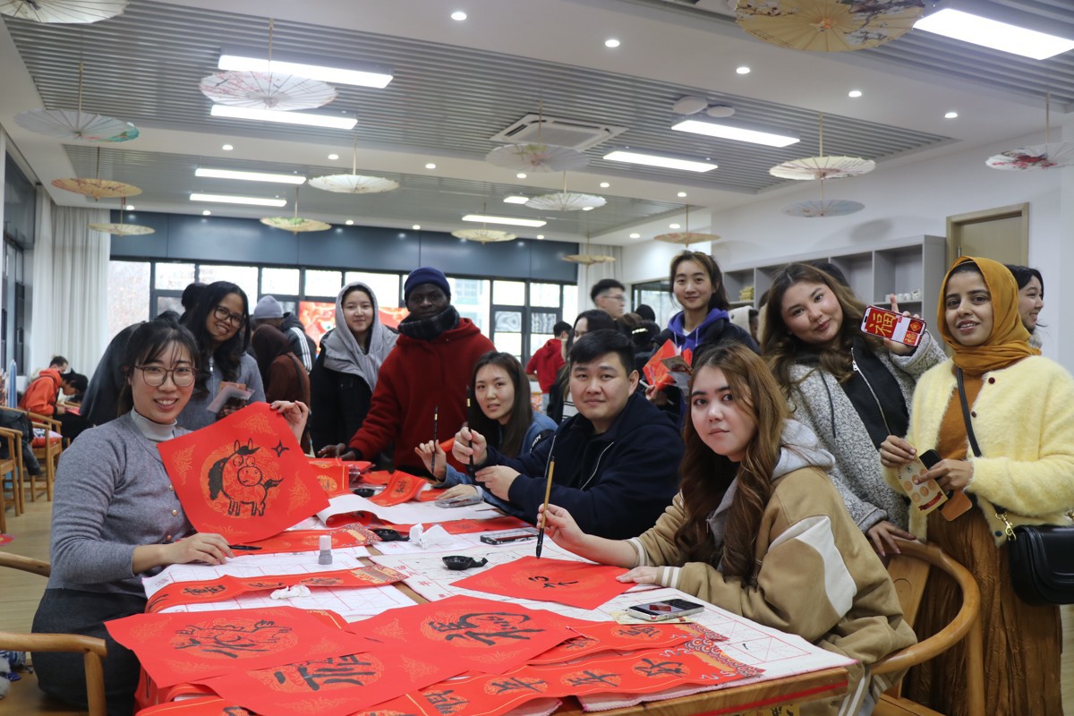 圖為學(xué)生們展示書法作品 通訊員喬夢思攝.JPG 圖為學(xué)生們展示書法作品 通訊員喬夢思攝.JPG