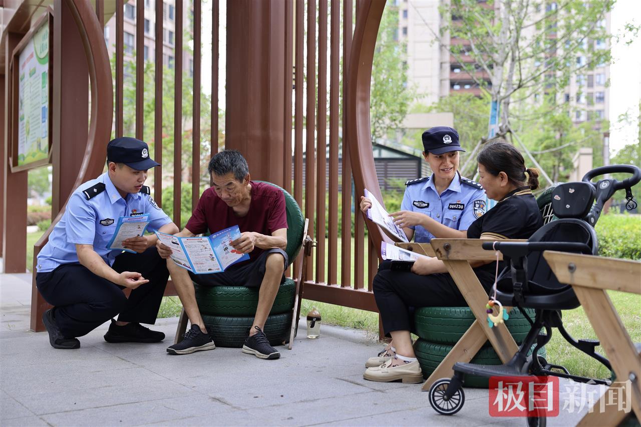 图二 民警向居民讲解禁毒知识.jpg