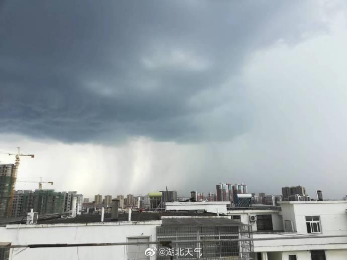 2022年8月17日湖北咸宁喜迎降雨，还出现难得一见的雨幡景观（咸宁气象局供图）.jpg