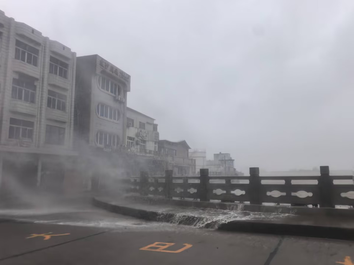 台风“沙德尔”在浙江玉环坎门街道登陆，成两个月内第三个登陆当地的台风，记者实探：海边刮起大风，坐在车内有摇晃感