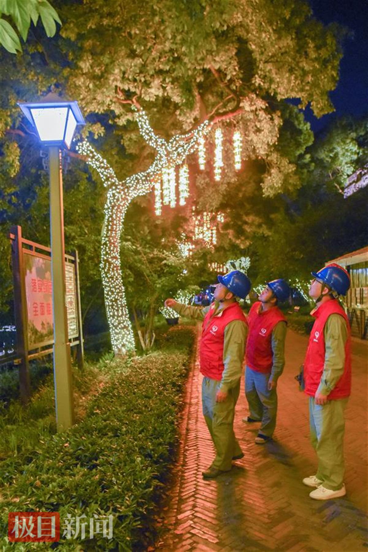 “五一”假期前夕，荆州市路灯管理服务中心组织“鄂电红马甲”对古城东门景区开展路灯特巡   （极目新闻记者 黄志刚 摄）.jpg