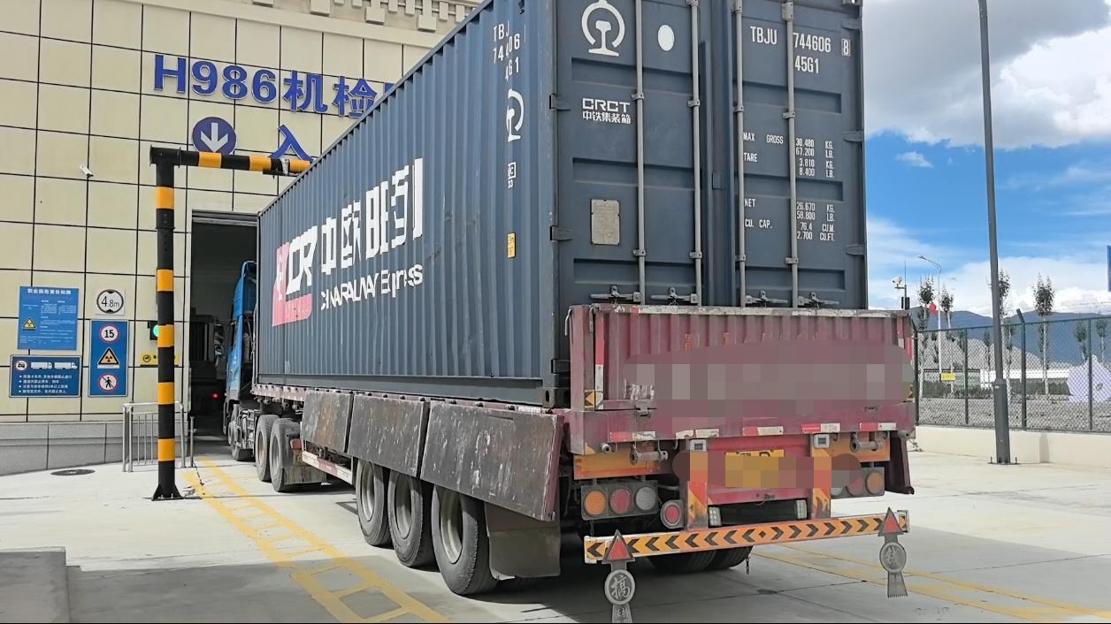 机检区货车.jpg