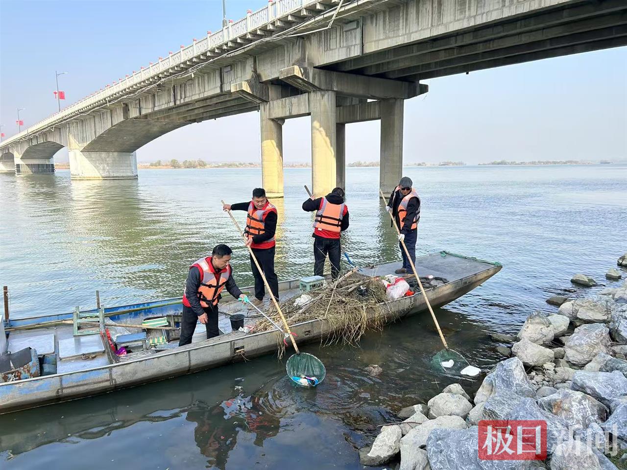 03老河口志愿者清洁河面图片.jpg