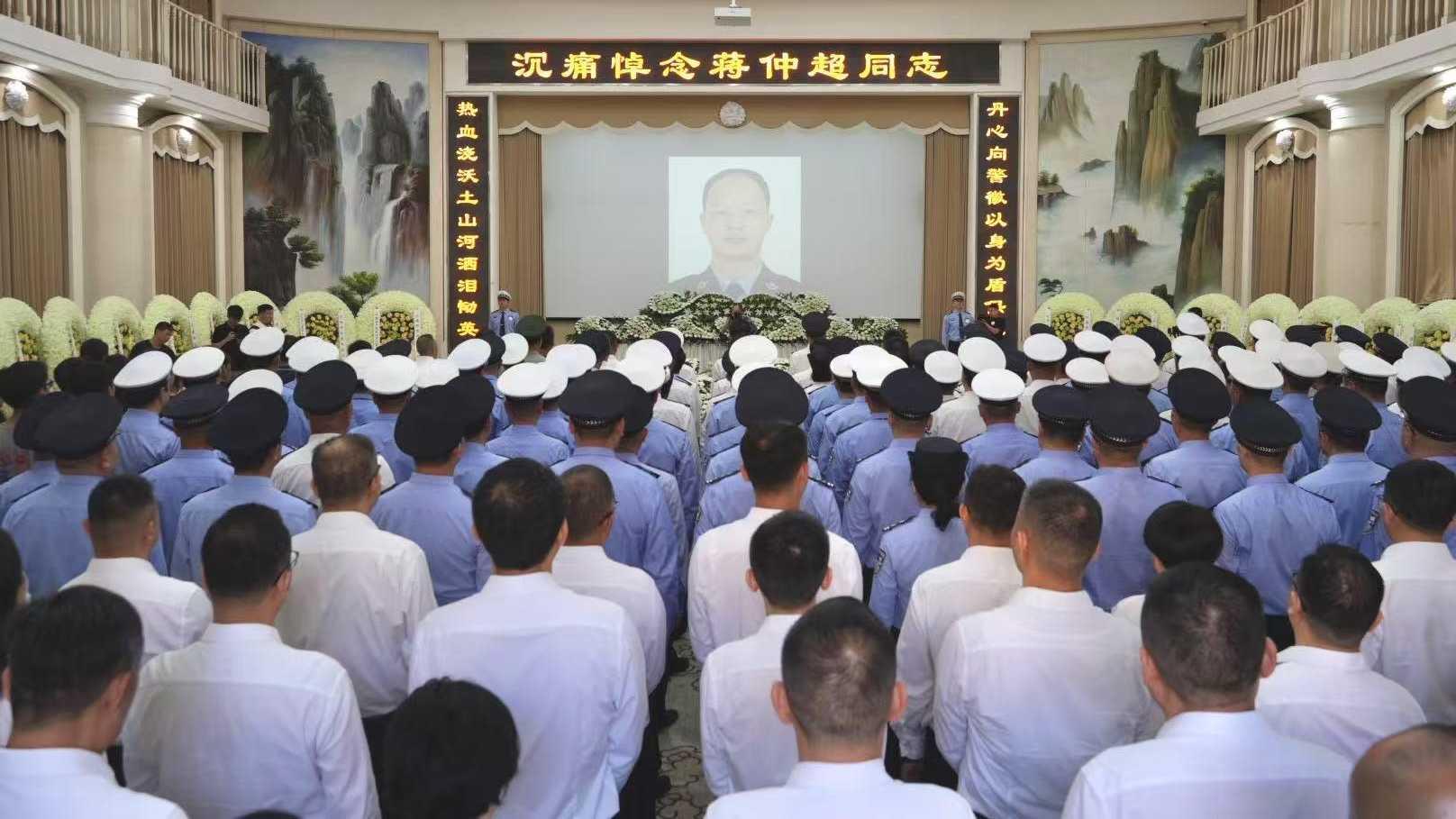 武汉交警蒋仲超受伤昏迷12天后牺牲，他把满腔热爱熔铸成岗位上的永恒坐标