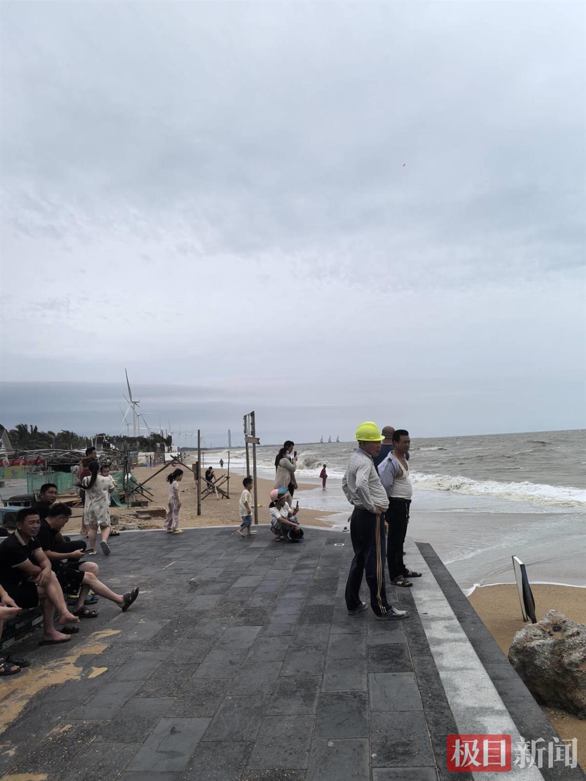 极目新闻探访台风“蝴蝶”登陆过的海南八所，街头有积水和被吹断的树木