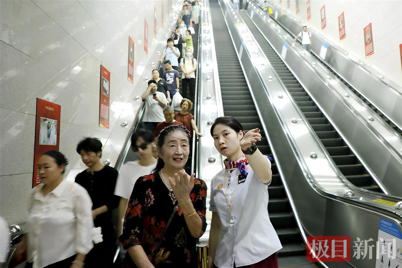 双节期间，武汉地铁工作人员坚守岗位，值班人员引导乘客乘车。袁永华 摄.jpg