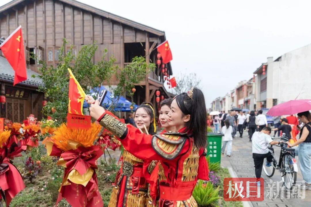 湖北一地开街,首日超5万人次涌入仙桃 | 极目新闻