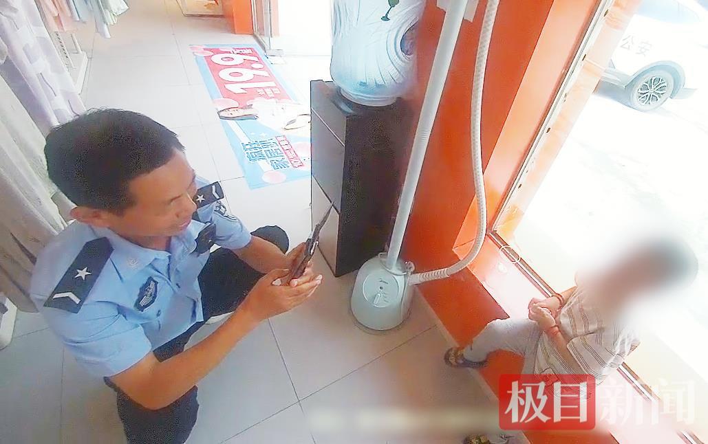 图一 民警在服装店询问小孩.png