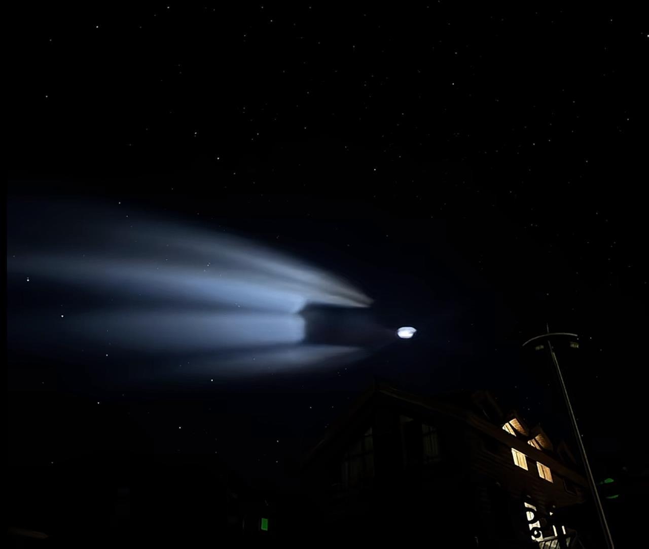 网友拍下新疆夜空不明飞行物，星空摄影师称系俄罗斯火箭