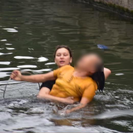 俄罗斯女孩跳入河中勇救落水者，目击者：这姑娘真的很OK！