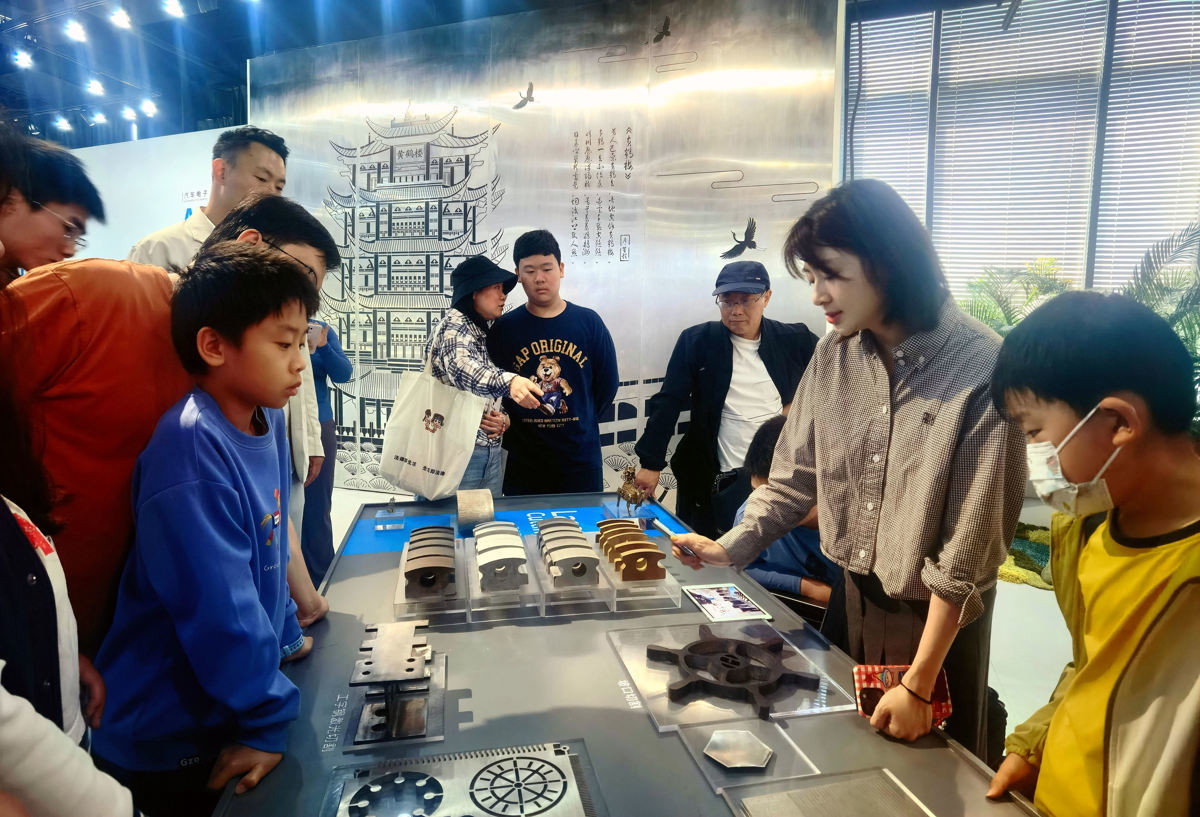 参观激光科技馆.jpg 参观激光科技馆.jpg