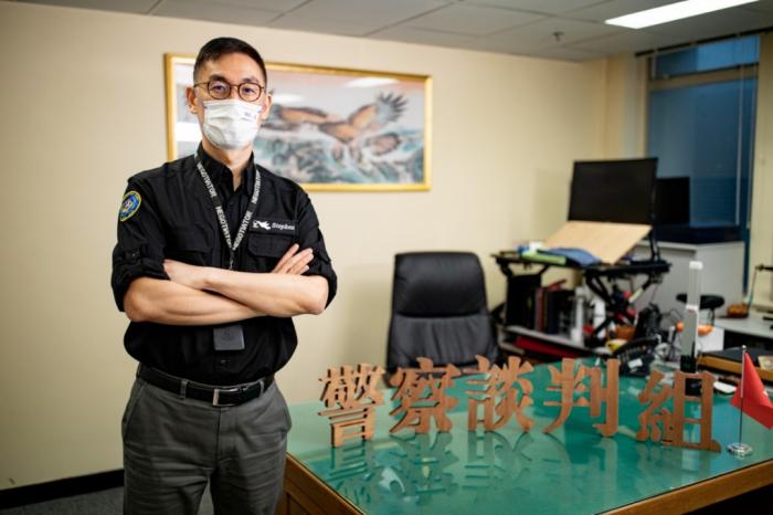 香港警队谈判专家为何总爱上天台