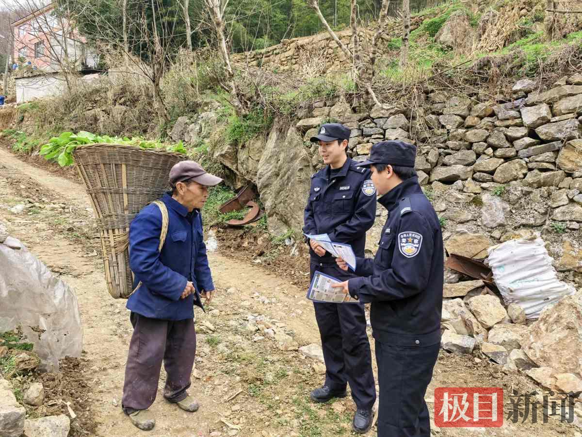 图11：龙坪派出所民警在向群众宣讲禁种铲毒知识.jpg