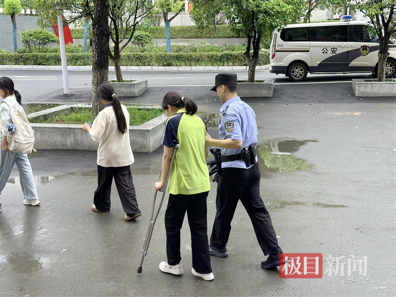 图8：民警搀扶脚伤考生进考场（通讯员柳昭阳 摄）.jpg