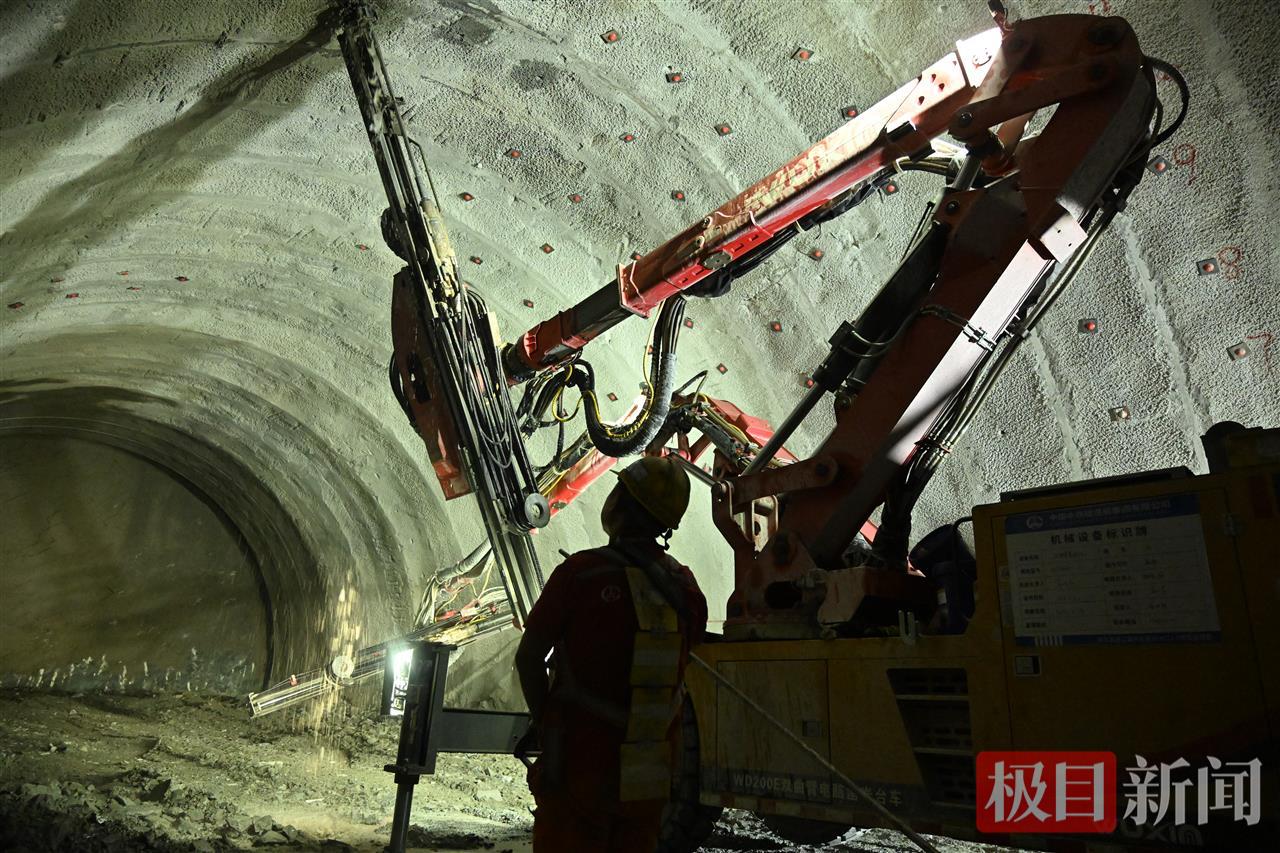 佛照山隧道内施工现场（吴迪摄）.jpg