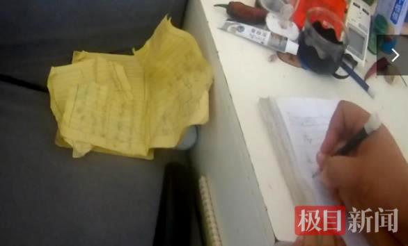 图二 民警教小孩子写字.png