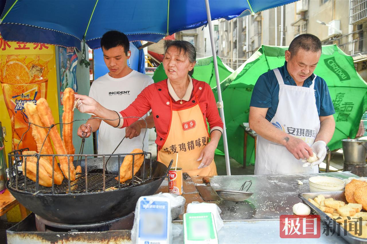 彭孝砚（右）一家三口在小吃摊忙碌（极目新闻记者 黄志刚 摄）.jpg
